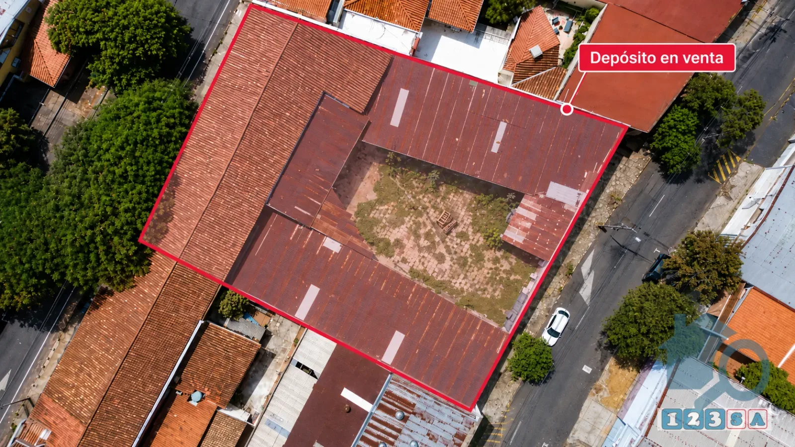 Depósito con salida calle a calle en ubicación estratégica
